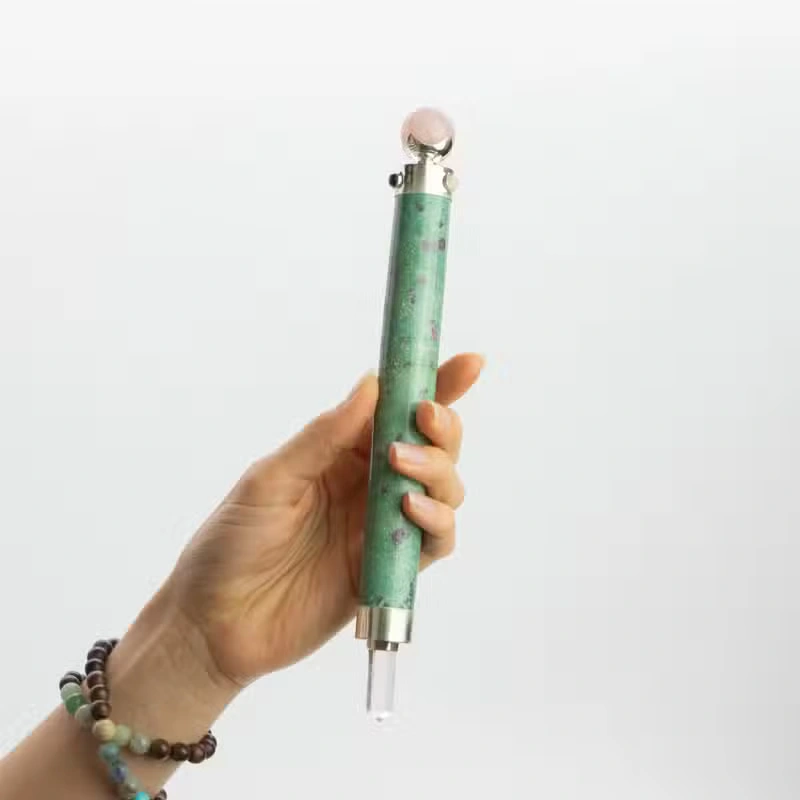 Liečivá Energetická Palička Rubín-Fuchsit s Ruženínom a Kryštáľovým Hrotom 23 cm 1